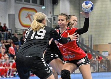 Flora Müller im Spiel gegen Altenburg. Lange konnte sie nicht mitwirken, nach wenigen Minuten musste sie verletzt raus. 