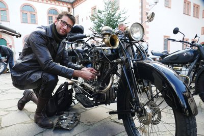 Vor dem Start musste Daniel Fischer im Schlosshof noch mal schnell den Vergaser seiner Wanderer reinigen.