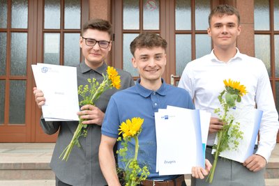 Max Heinze (von links), Levi Bianchin und Nils Seifert von der Siltronic AG erzielten bei der Ausbildung zum Produktionstechnologen Spitzenergebnisse.