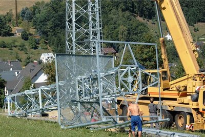 Große Mobilfunkmasten sind im Erzgebirge längst keine Seltenheit mehr. Im August 2008 stellte eine Leipziger Metallbaufirma am Bauernweg in Pöhla im Auftrag eines Mobilfunkanbieters einen umstrittenen, circa 30 Meter hohen Mast auf. Die Segmente wurden vor Ort komplettiert. 