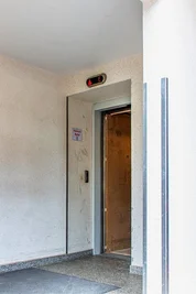 Der alte, schmale Eingangsbereich mit dem Fahrstuhlzugang.