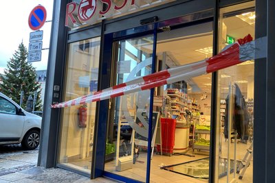 Am Donnerstagvormittag stutzten viele Kunden am Reichenbacher Rossmann. Der Markt blieb für die Tür-Reparatur vorübergehend geschlossen.