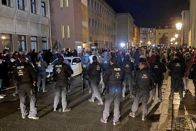 Am 29. November kesselten Polizisten die Corona-Protestler in der Peter-Breuer-Straße ein und erstatteten etwa 170 Anzeigen wegen einer Ordnungswidrigkeit. 