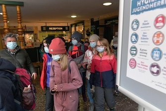 2G auf dem Land: Wer kontrolliert wen? - Thomas Härtig vom "Goldenen Stern" in Frauenstein (links) hofft auf Verständnis seiner Kunden, dass er im Restaurant den 2G-Nachweis kontrollieren muss. In der Jugendherberge "Am Mortelgrund" in Sayda prüft Ulrike Fink, ob alle Kinder einen Mund-Nasen-Schutz tragen. Die Schüler gelten als getestet. Von Erwachsenen lässt sie sich einen Nachweis zeigen. 