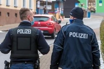 2G: Drei Teams kontrollieren im Kreis - Die Polizei unterstützt den Landkreis bei den 2G-Kontrollen, so wie hier am 4. Dezember vergangenen Jahres.