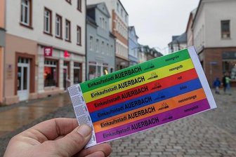 2G im Einzelhandel: Bändchen soll Einkaufen in Auerbach im Vogtland erleichtern - Jeden Werktag kommt ein anderes farbiges Armband zum Einsatz, um so einen leicht zu kontrollierenden 2G-Status für das Einkaufen in den Geschäfte der Auerbacher Innenstadt nachzuweisen.