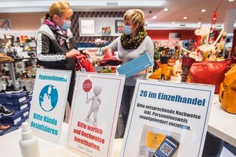 2G-Regel im Einzelhandel: Im Erzgebirge bleiben viele Kunden fern - Schuhhaus Schneider in Eibenstock: Inhaberin Silke Schneider-Hoffmann (l.) und Mitarbeiterin Hella Zajonc akzeptieren die 2G-Regel.
