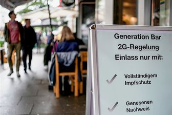2G-Regel: Im Erzgebirge vielerorts keine Option - So könnte es auch im Erzgebirgskreis aussehen: Vor einer Bar steht ein Hinweisschild, das auf den Einlass nach der 2G-Regel hinweist. Die besagt, dass nur Geimpfte und Genesene eintreten dürfen.