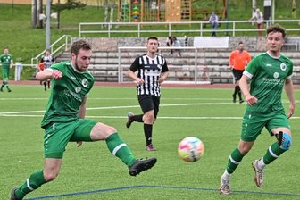 3:0-Führung fast noch eingebüßt - Die Oelsnitzer Robert Ußfeller (links) und Marvin Enders (rechts) - hier bei der Partie in Stollberg - verspielten in Flöha beinahe einen 3:0-Vorsprung. Merkur siegte 3:2.