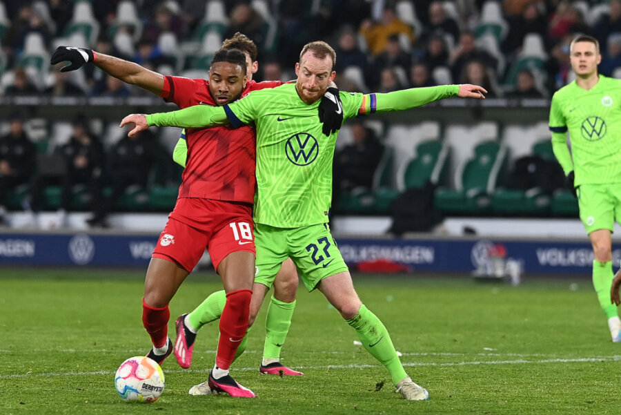 3:0 in Wolfsburg: RB Leipzig siegt bei Nkunku-Comeback - Leipzigs Christopher Nkunku (l) spielt gegen Wolfsburgs Maximilian Arnold.