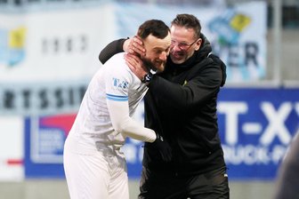 3:0-Sieg gegen Lok Leipzig: Chemnitzer FC feiert rauschende Fußballparty - Gerade eingewechselt, trifft Artur Mergel zum 3:0 und jubelt mit CFC-Team-Manager Torsten Bittermann.