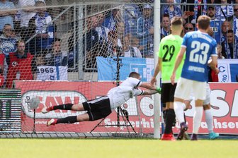 3:1 - Chemnitz unterliegt in Magdeburg - Keine Chance für den Chemnitzer Keeper Kevin Kunz: Philip Türpitz trifft zum 3:0 für Magdeburg.