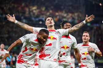  Leipzigs Spieler Christopher Nkunku (l-r), Dominik Szoboszlai, Mohamed Simakan und David Raum jubeln nach dem 2:1, das später nicht anerkannt wurde.