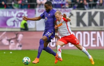 3:1 in Regensburg: Aue verlässt Abstiegsränge - Alexander Nandzik (Regensburg, rechts) und Ridge Munsy (Aue) kämpfen um den Ball.