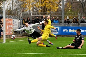 3:1 nach Verlängerung: VFC Plauen arbeitet sich ins Pokalviertelfinale - Tyron Profis (rechts im schwarzen Trikot) verwandelte eingangs der Verlängerung eine Eingabe von Martynets zum 2:1 und brachte die Plauener damit wieder in die Spur.