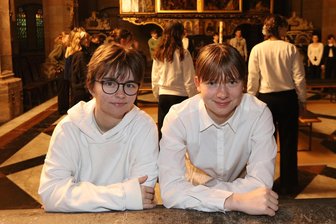 3.30 Uhr im Zwickauer Dom: Warum junge Leute am Ostersonntag so früh aufstehen - Sonntagfrüh im Zwickauer Dom: Elena Goldammer (r.) und Silja Keipert vom Chor der Pauluskirchgemeinde in Vorfreude auf den Auferstehungsgottesdienst.