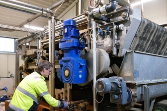 3,4 Millionen-Euro-Investition: Damit weniger Schadstoffe in die Zschopau gelangen - In dieser Halle wird Klärschlamm entwässert. Ronny Hötzel kennt sich mit der Bedienung der Siebbandpresse bestens aus.