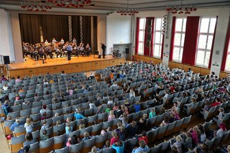 3,9 Millionen Euro Fördermittel für Meerane: In welche Bauprojekte das Geld fließt - Die energetische Sanierung der Stadthalle gehört zu den wichtigsten Projekten im Förderprogramm. Auf der Bühne war in der Vergangenheit auch das sächsische Polizeiorchester zu erleben.