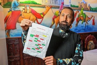 3 Euro Aufschlag für Lamm: Wie Wirte in Chemnitz mit hohen Kosten umgehen - Sewa Singh ist Inhaber des indischen Restaurants Maharadscha Palast. Gäste sollten auf diesen Zettel schauen, bevor sie bestellen. Darauf steht, wie hoch der Aufschlag für das jeweilige Gericht ist. Der Grund: Gestiegene Preise für Lebensmittel.