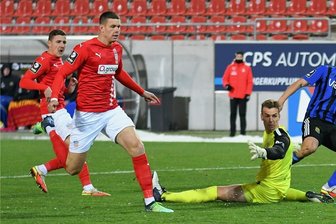 3. Fußball-Liga: FSV Zwickau ohne Fans und Punkte - Julian Günther-Schmidt (r.) erzielt das 1:0. FSV-Keeper Matti Kamenz, Max Reinthaler und Marius Hauptmann (l.) können nur hinterherschauen.