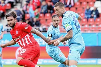 3. Fußball-Liga: FSV Zwickau auf der Suche nach dem Rezept zum Toreschießen - Dominic Baumann (l.), der als einziger FSV-Akteur in der bisherigen Saison zwei Tore erzielte, im Spiel gegen Wehen Wiesbaden (r.: Max Reinthaler) in Aktion. 