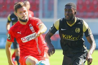 3. Fußball-Liga: FSV Zwickau muss weiter auf den ersten Saisonsieg warten - Marco Schikora (l.), Torschütze zum 1:0 für den FSV, im Duell mit Morgan Faßbender.