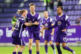 3. Fußball-Liga: Schreck trifft doppelt - FCE Aue  spielt dennoch unentschieden - Sam Schreck (2. von links) wird von seinen Teamkollegen für seinen Treffer zum 1:1 gefeiert. Nach zwei Minuten hatte er per Eigentor zum 0:1 getroffen. 