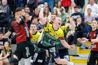3. Handball-Bundesliga: SV 04 Oberlosa fordert dem Spitzenreiter alles ab - Matevž Kunst (am Ball) will das Tor unbedingt.
