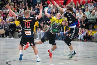 3. Handball-Bundesliga: SV 04 Oberlosa schöpft nach Sieg neue Hoffnung - Oberlosas Matevz Kunst (Mitte) setzt sich hier gegen zwei Erlanger durch.