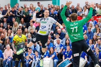 3. Handball-Liga: 86 Tore zwischen Oberlosa und Aue – So lief das größte Derby-Schützenfest aller Zeiten - Zurück an alter Wirkungsstätte: Aues Kevin Roch versucht den Oberlosaer Torhüter Henric Ebert zu überwinden.
