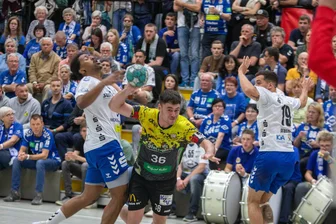3. Handball-Liga: Aue gewinnt das Derby in Plauen und wünscht Oberlosa viel Glück für die Relegation - Oberlosas Aleksander Olkowski (am Ball) tankt sich durch. Die 850 Fans in der ausverkauften Helbig-Halle sahen ein intensives Derby.