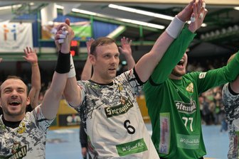 3. Handball-Liga: Kellerduell wird jetzt schon zum ersten Schicksalsspiel - Ein seltenes Bild in dieser Drittligasaison: Die Oberlosaer Mannschaft um Kapitän Kevin Roch (Mitte) freut sich über den Auswärtssieg in Aue.