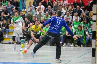 3. Handball-Liga: Oberlosa empfängt eine Wundertüte der Liga - Aleksander Olkowski (in Gelb) sucht die Lücke.
