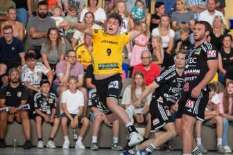 3. Handball-Liga: Oberlosa hauchdünn geschlagen - Lukasz Orlich (am Ball) erzielte im Schwabenland sieben der Oberlosaer Treffer.
