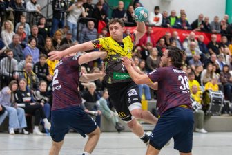3. Handball-Liga: Paukenschlag beim SV 04 Oberlosa - Lukasz Orlich (am Ball) trägt ab sofort nicht mehr das Trikot der Schwarz-Gelben.
