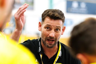 3. Handball-Liga: SV 04 Oberlosa empfängt gleich den Top-Favoriten - Trainer Ladislav Brykner in Aktion.