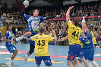 3. Liga: Auer Handballer zerlegen Empor Rostock nach allen Regeln der Kunst - „Springmaus“ Mihkel Löpp (am Ball) war gegen Rostock wieder unter Strom und wurde mit sechs Tore gemeinsam mit Justin Döbler bester Auer Torschütze.