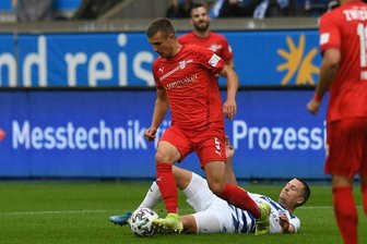3. Liga: FSV Zwickau holt einen Punkt in Duisburg - FSV-Profi Maurice Hehne (Mitte) am Ball.