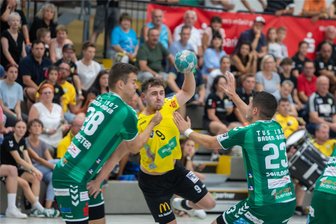 3. Liga Handball: SV 04 Oberlosa verkauft sich bei einem Staffelfavoriten teuer - Lukasz Orlich (hier am Ball im Heimspiel gegen den TVS Baden-Baden) traf in Oppenweiler gegen seinen Ex-Club sechsmal. Dennoch verlor der SV 04 Oberlosa am Ende deutlich.