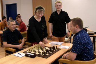 3. Schachturnier des SC Reichenbach: Großmeister schnappt sich den Sieg - Kornelia Knüpfer, Leiterin des bsw-Bildungszentrums Reichenbach, führt symbolisch den ersten Zug für Großmeister Petr Haba (links) aus. Rechts neben ihr Turnierleiter Jan-Niklas Phenn und Oliver Seidel vom SC Reichenbach, der als Erster den Großmeister herausforderte.