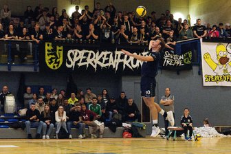 3. Volleyball-Liga: Achterbahnfahrt bringt dem VSV Oelsnitz wieder nur einen Punkt - Vor den Augen der Sperkenfont: Ben Becher beim Aufschlag.