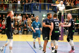 3. Volleyball-Liga: VSV Oelsnitz hofft im Kellerduell auf den ersten Saisonsieg - Auf derartige Jubelszenen hoffen die Oelsnitzer Volleyballer und ihre Anhänger am Samstagabend. Foto: Bernd Genßen