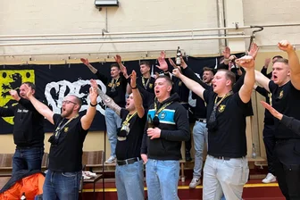 3. Volleyball-Liga: VSV Oelsnitz in nur 72 Minuten vom Parkett geschossen - Zumindest das Fanduell gewannen die 30 Oelsnitzer unter den nur 50 Zuschauern.