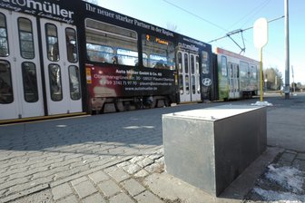 30.000 Euro Schaden: Erneut Ticketautomat der Straßenbahn in Plauen gesprengt - Vom gesprengten Automaten steht an der Anton-Kraus-Straße jetzt nur noch der Unterbau.