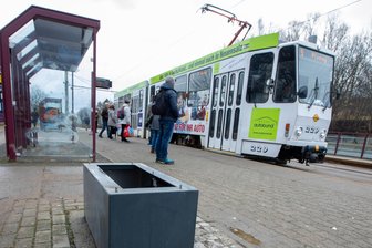 30.000 Euro Schaden: Unbekannte sprengen in Plauen Fahrkartenautomaten - Auch an der Anton-Kraus-Straße war dieses Jahr ein Fahrkartenautomat gesprengt worden.
