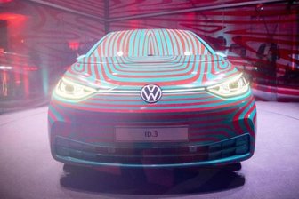 30.000 Vorbestellungen für VW-Elektroauto - Das neue Elektroauto ID der Marke Volkswagen wird in einem Glaswürfel präsentiert.