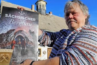 30. Auflage - Verleger Jens Kugler mit dem neuesten Bergbaukalender, der das30-jährige Jubiläum markiert.