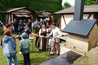 30. Geburtstag der Familienburg Scharfenstein wird zur Zeitreise - Der Piraten-Zwieback wurde im Mittelalterdorf am Fuße der Burg frisch zubereitet.