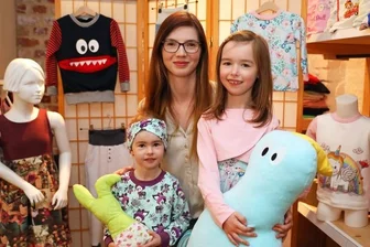 30-Jährige macht ihr Hobby zum Beruf - Sabrina Eisenhofer mit ihren beiden Kindern Emilia (links) und Leonie im Nähatelier in Werdau.