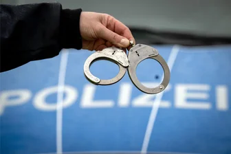 30-Jähriger grölt in Plauen Naziparolen und attackiert Beamte von Polizei und Ordnungsamt - Am Dienstagnachmittag klickten auf dem Rosa-Luxemburg-Platz in Plauen die Handschellen.
